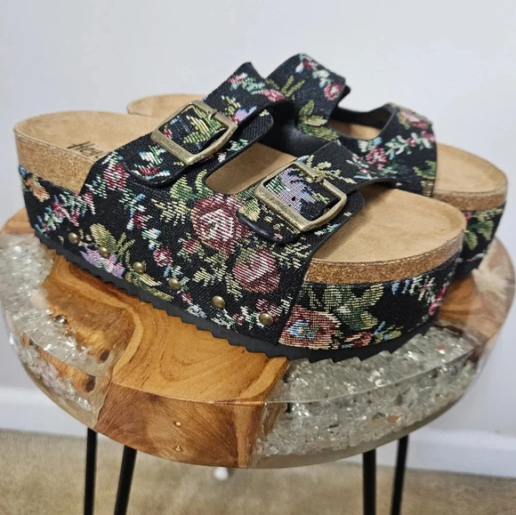 New! Corkys Black Brocade Floral Platform Flatform Sandals - Picture 2 of 3